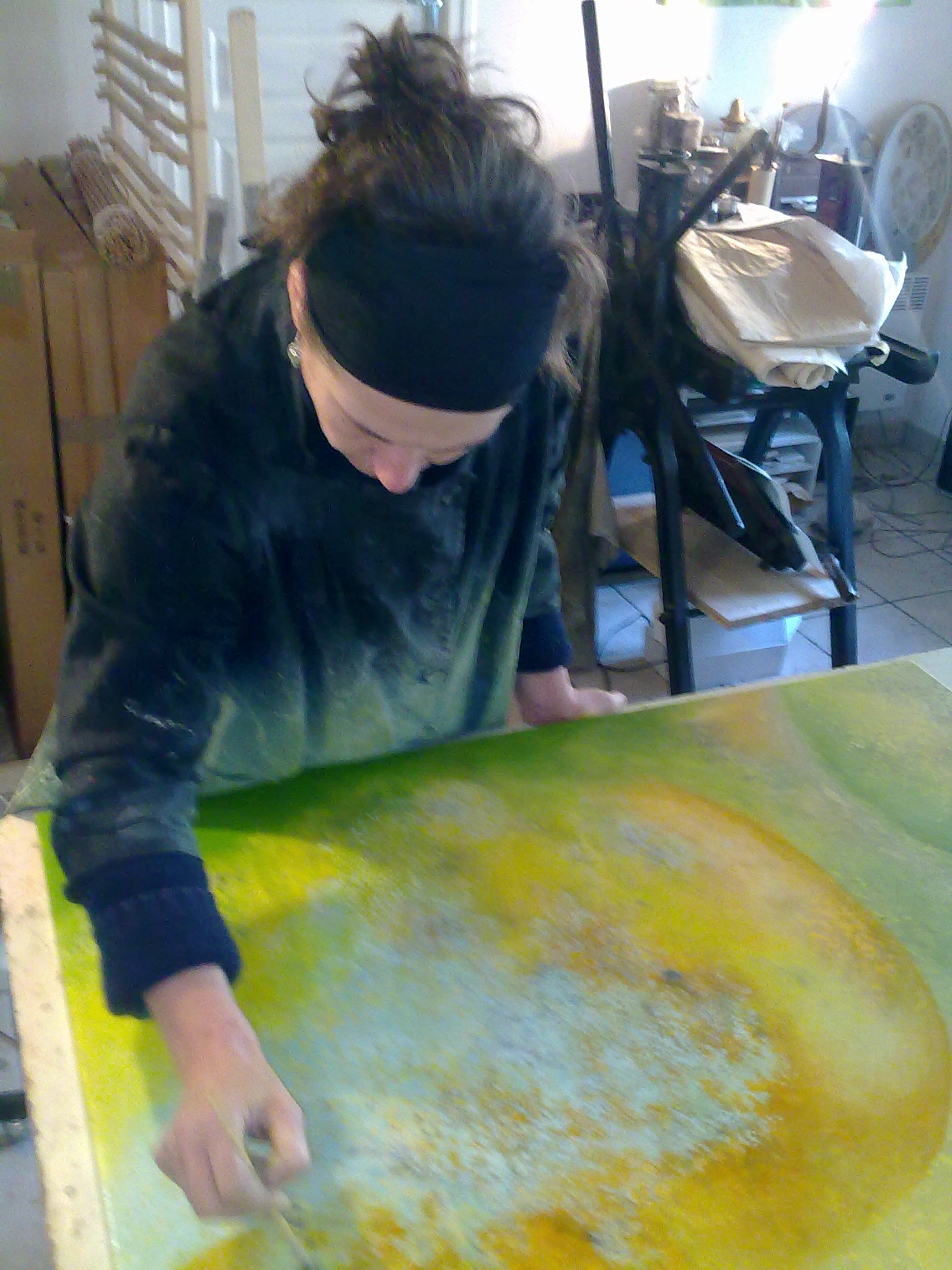 Anne Turlais en train de peindre