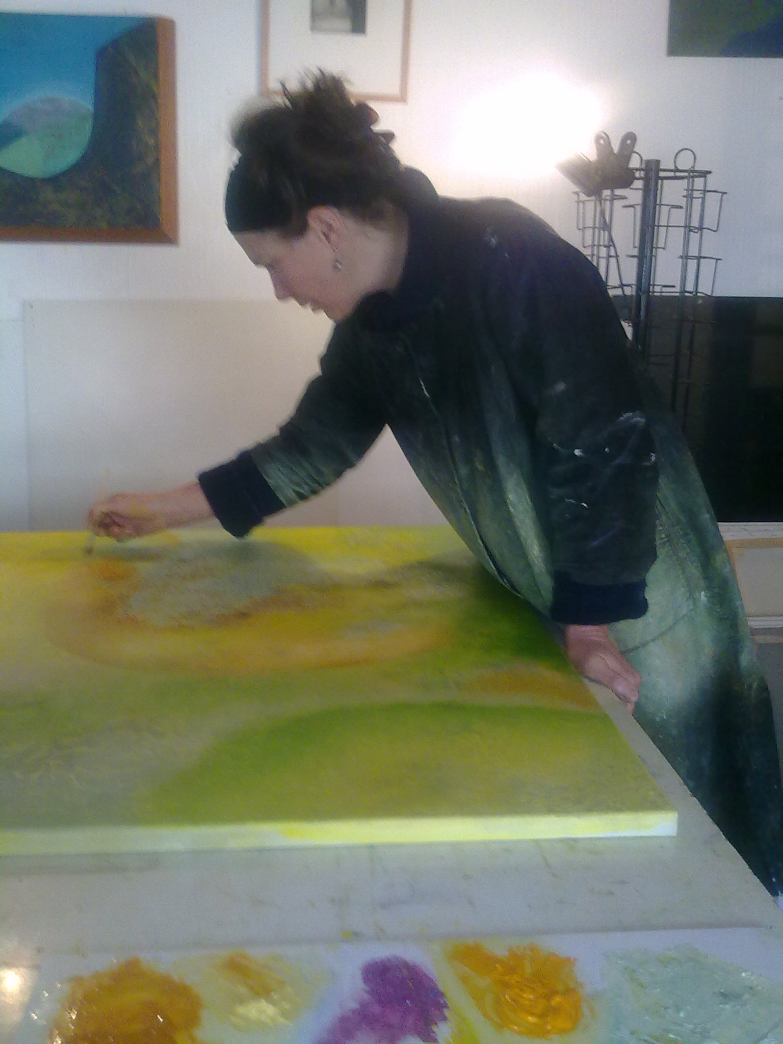 Anne Turlais en train de peindre