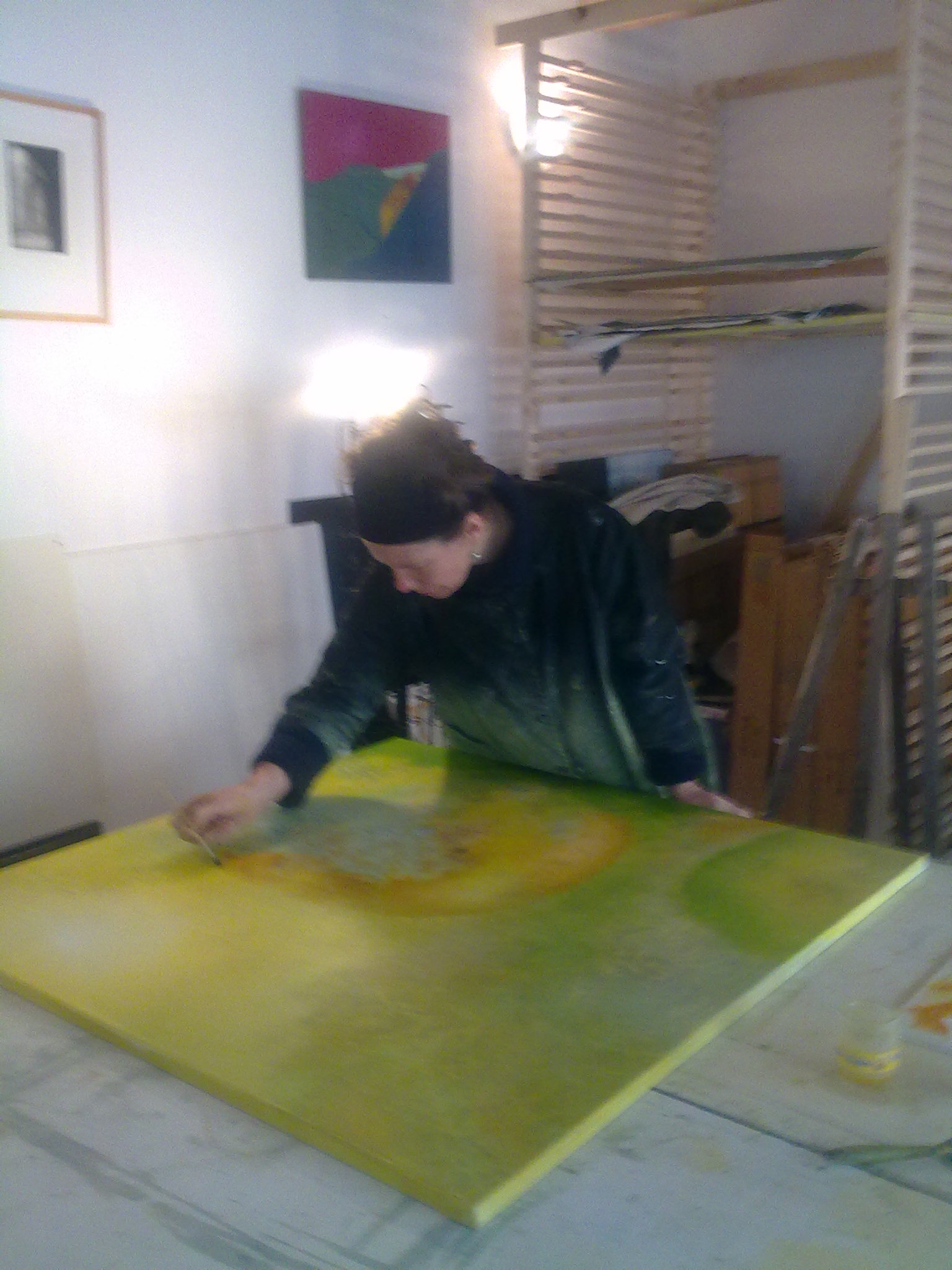 Anne Turlais en train de peindre
