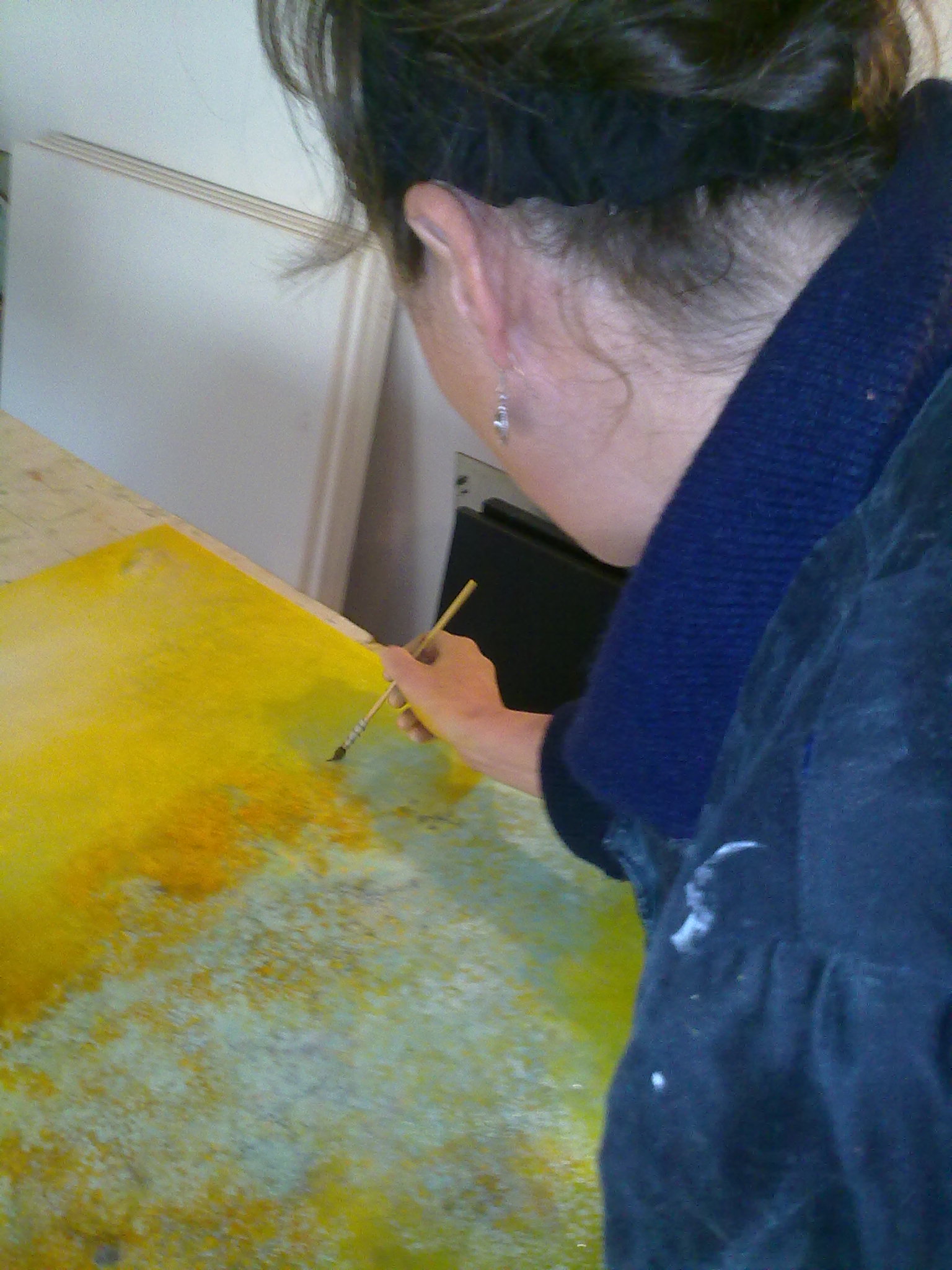 Anne Turlais en train de peindre